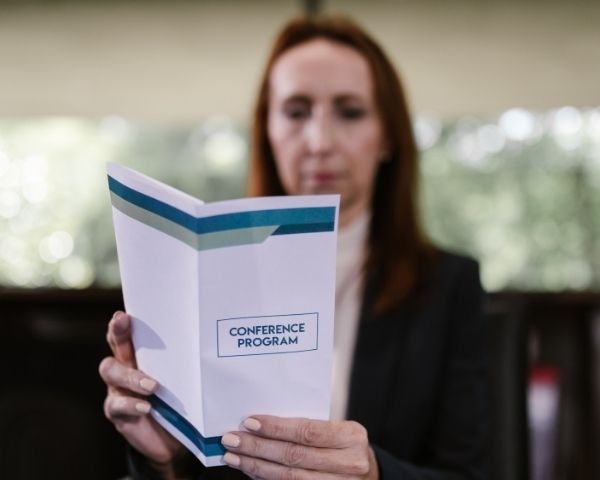 Folder institucional utilizado para divulgar informações de matrículas e eventos escolares.