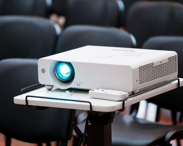 Projetor para eventos instalado em auditório para palestra ou treinamento corporativo