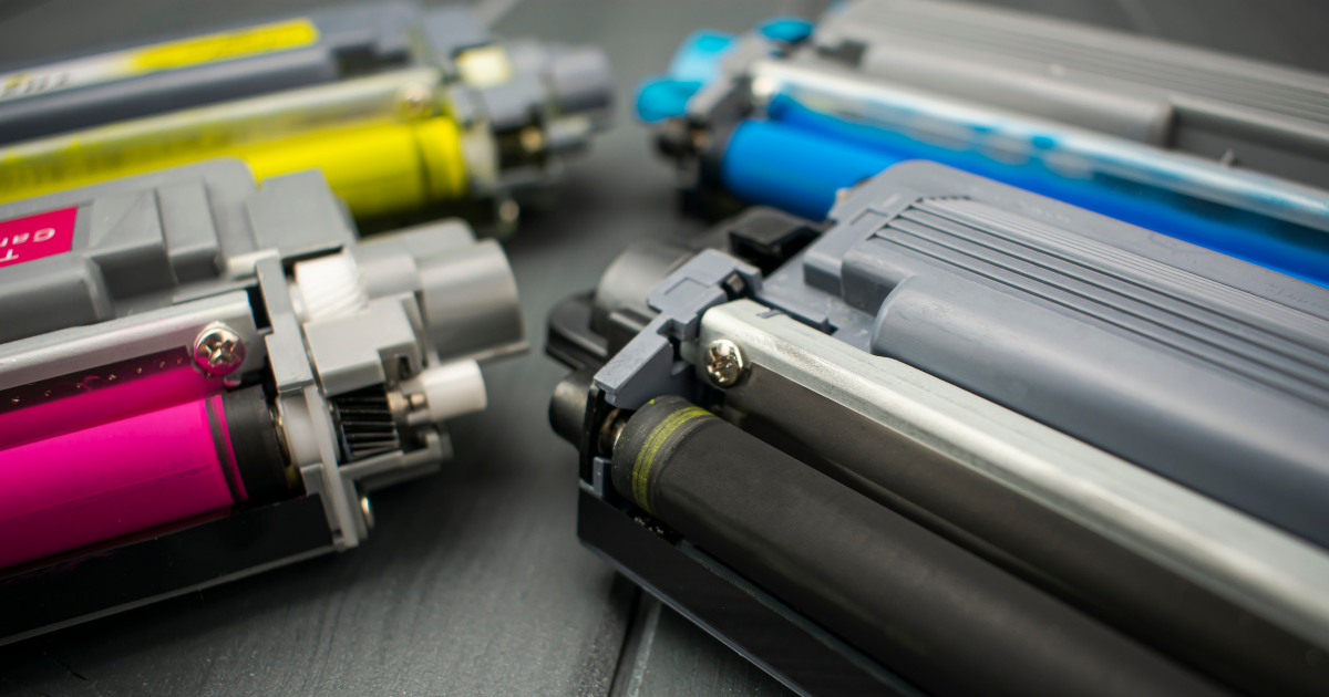Cartuchos de toner coloridos usados em impressoras laser empresariais