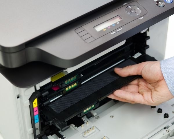 Substituição de cartucho de toner em impressora laser colorida